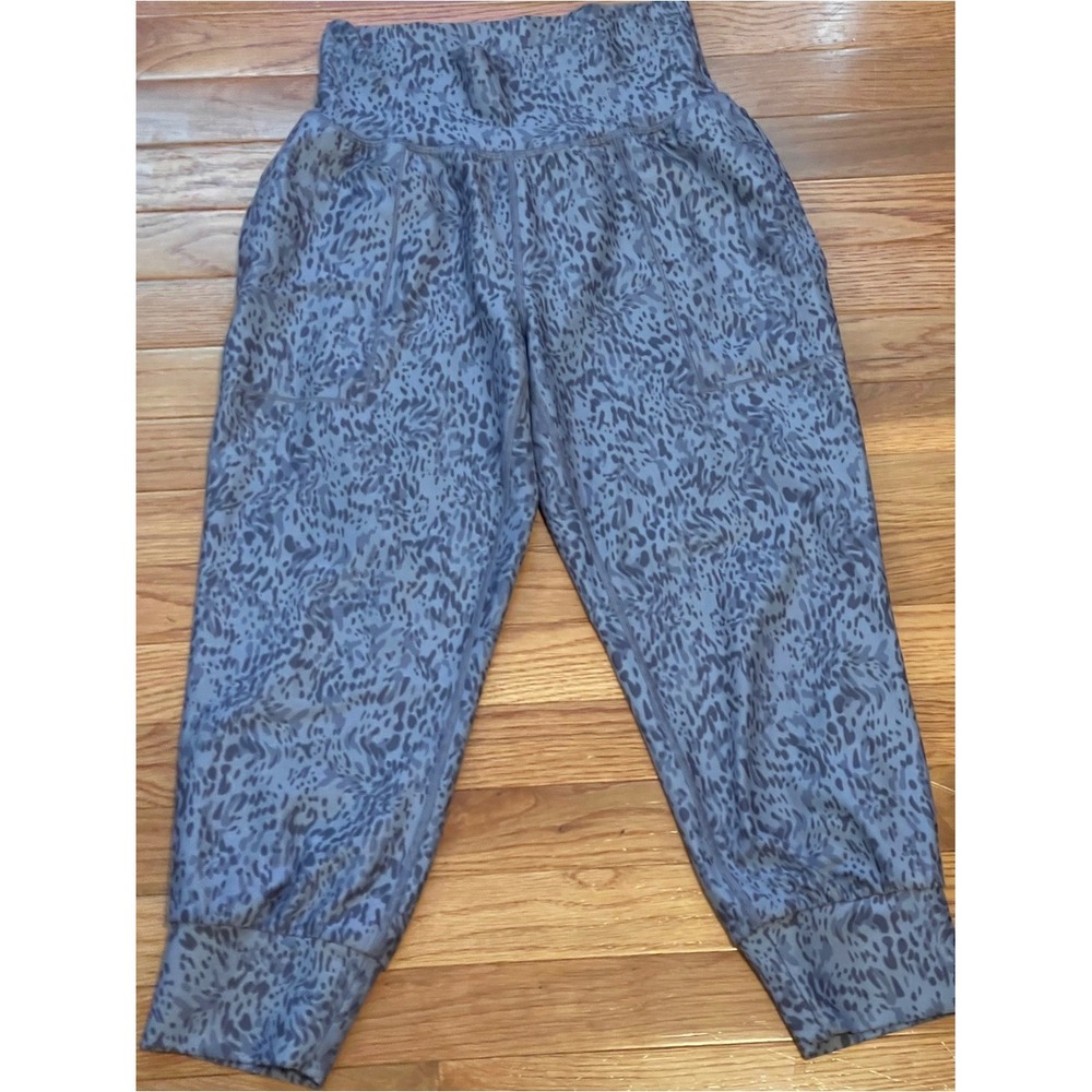 Athleta Salutation Printed Crop Jogger Blue Leopard Animal Print‎ XSP 981117-00